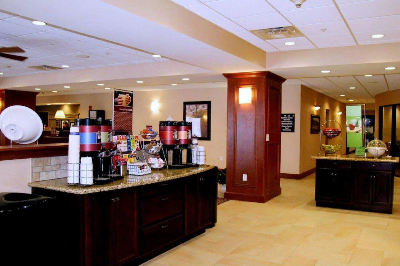 Hampton Inn Уотертаун Экстерьер фото
