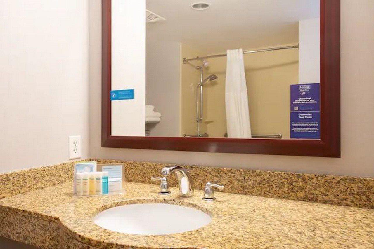 Hampton Inn Уотертаун Экстерьер фото
