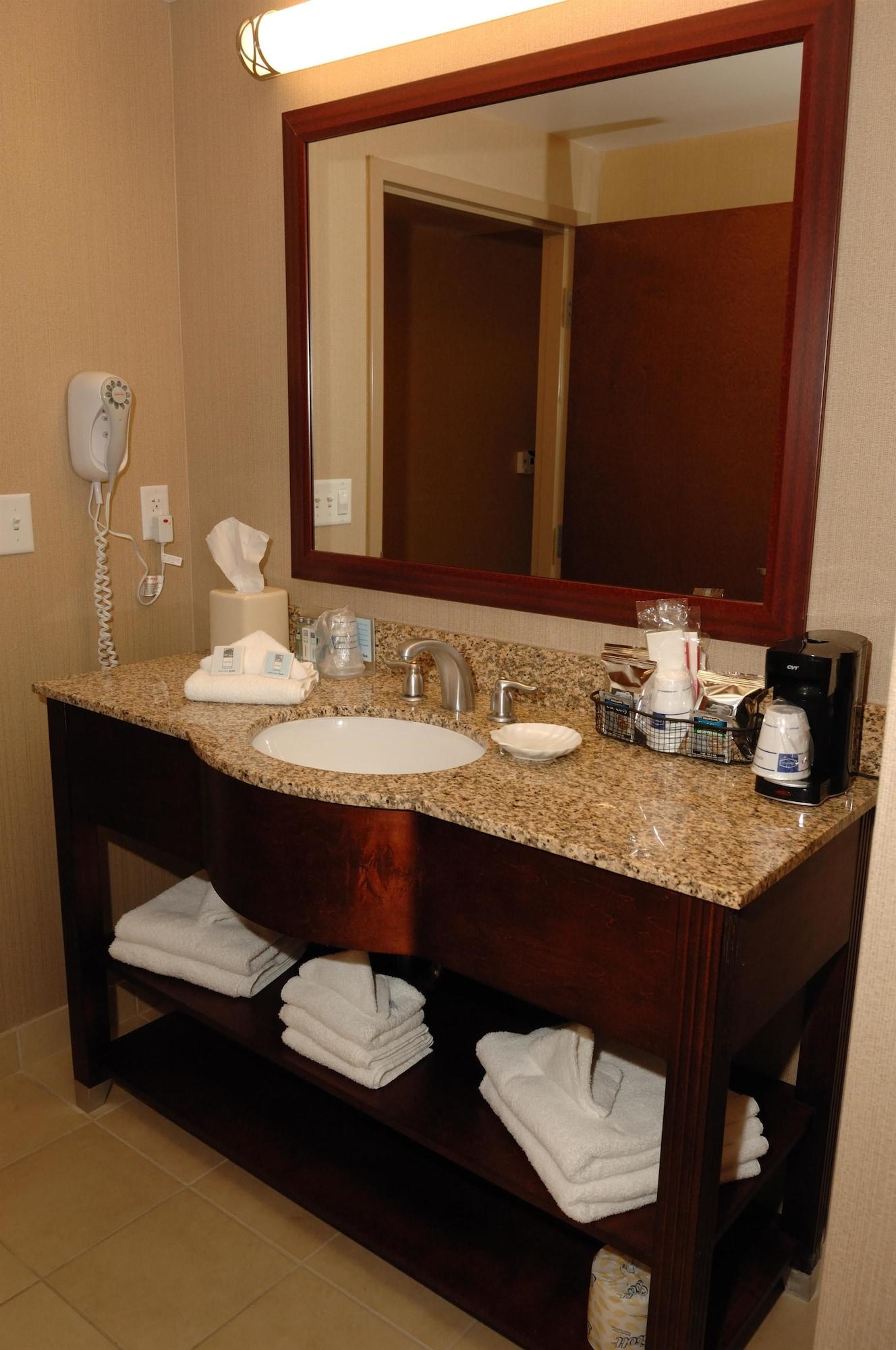 Hampton Inn Уотертаун Экстерьер фото