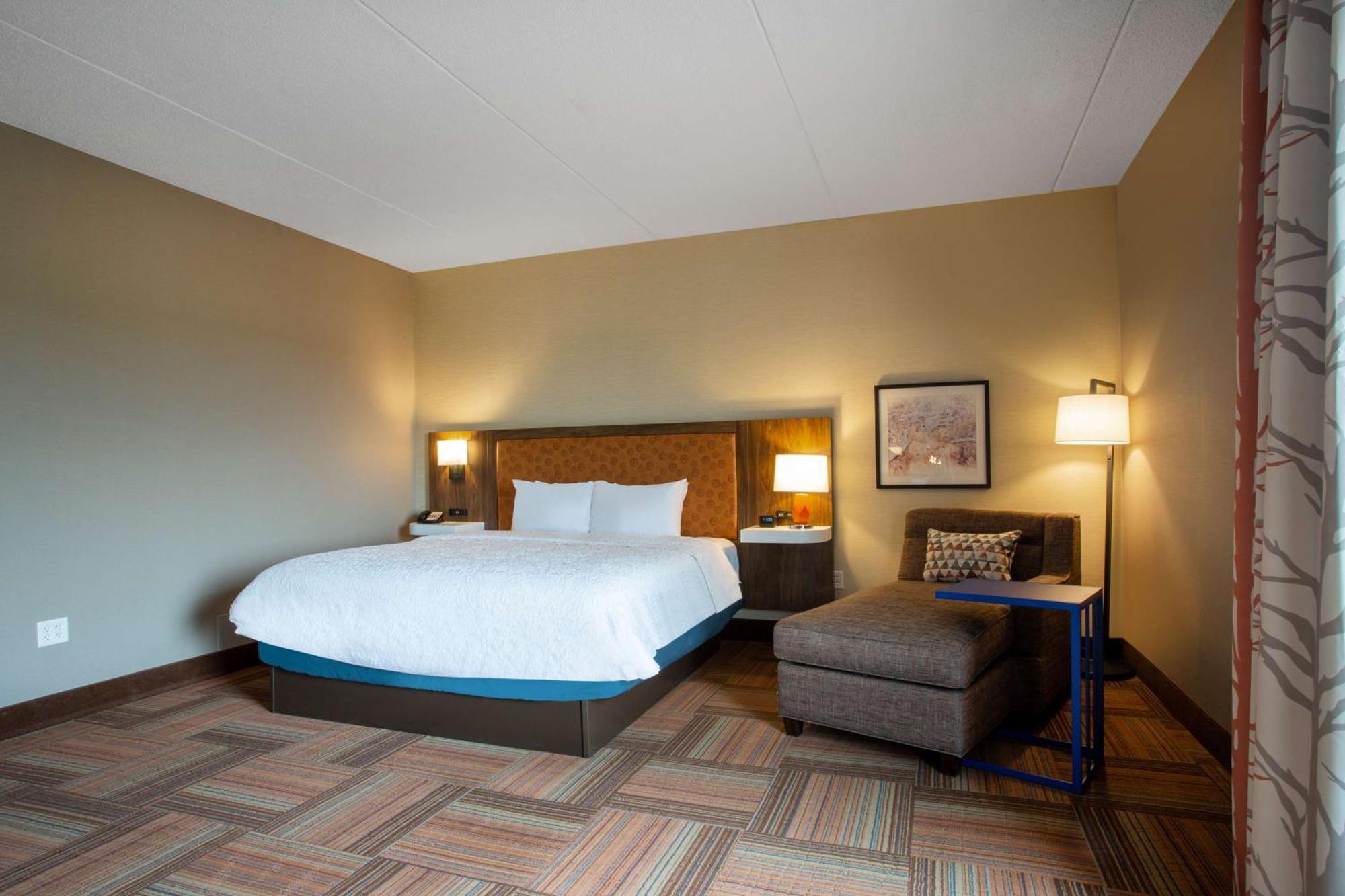 Hampton Inn Уотертаун Экстерьер фото