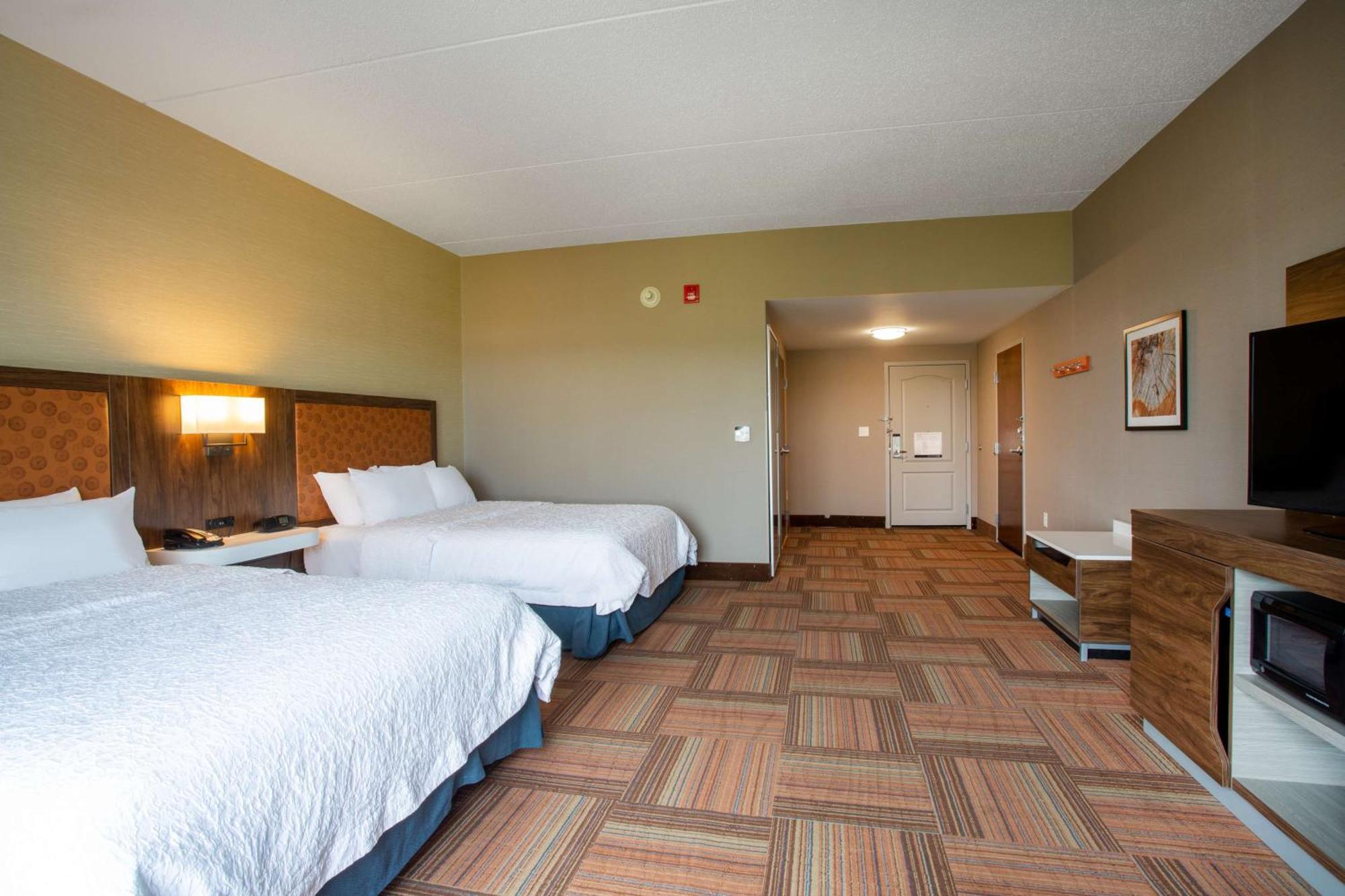 Hampton Inn Уотертаун Экстерьер фото
