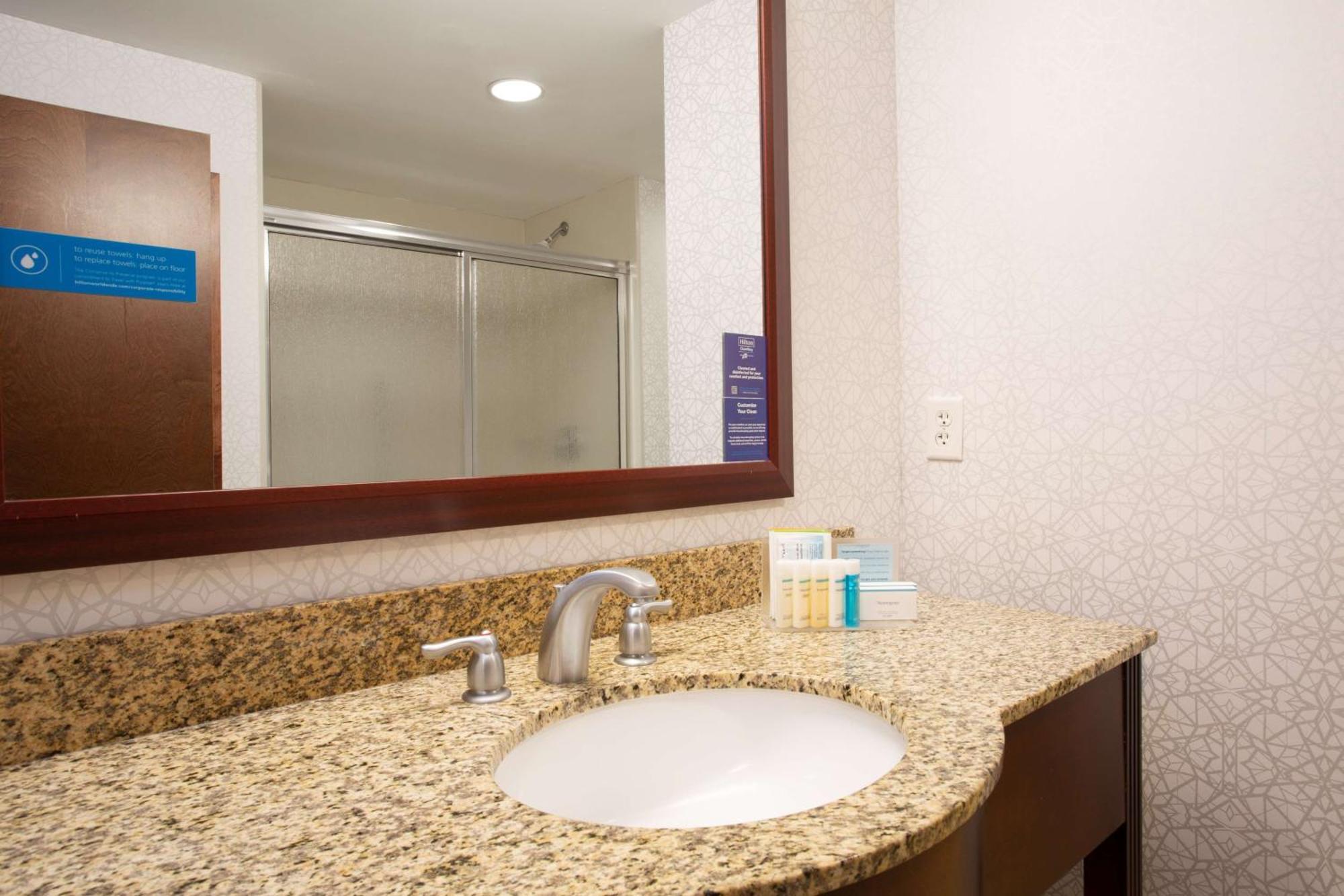 Hampton Inn Уотертаун Экстерьер фото