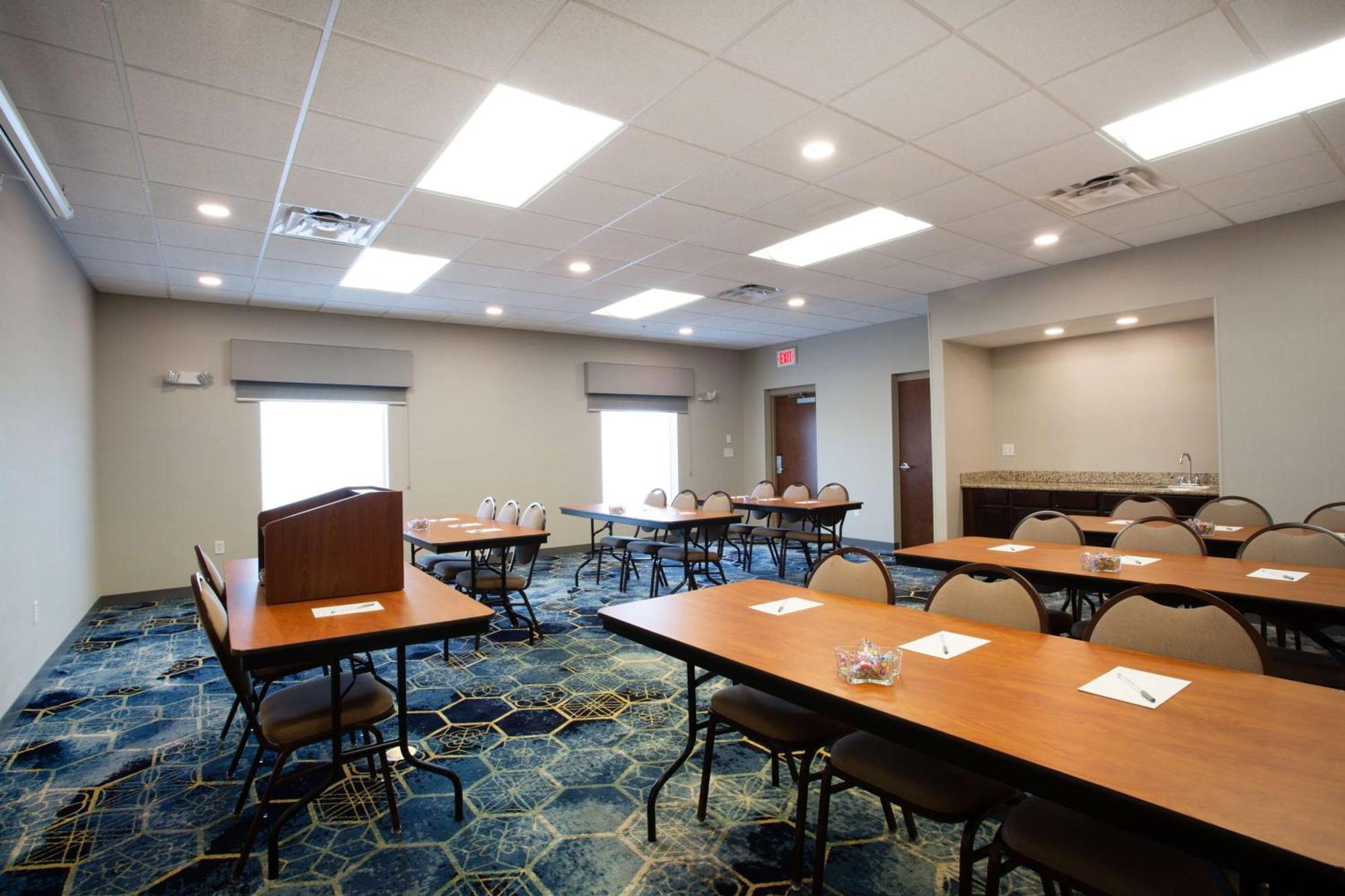 Hampton Inn Уотертаун Экстерьер фото