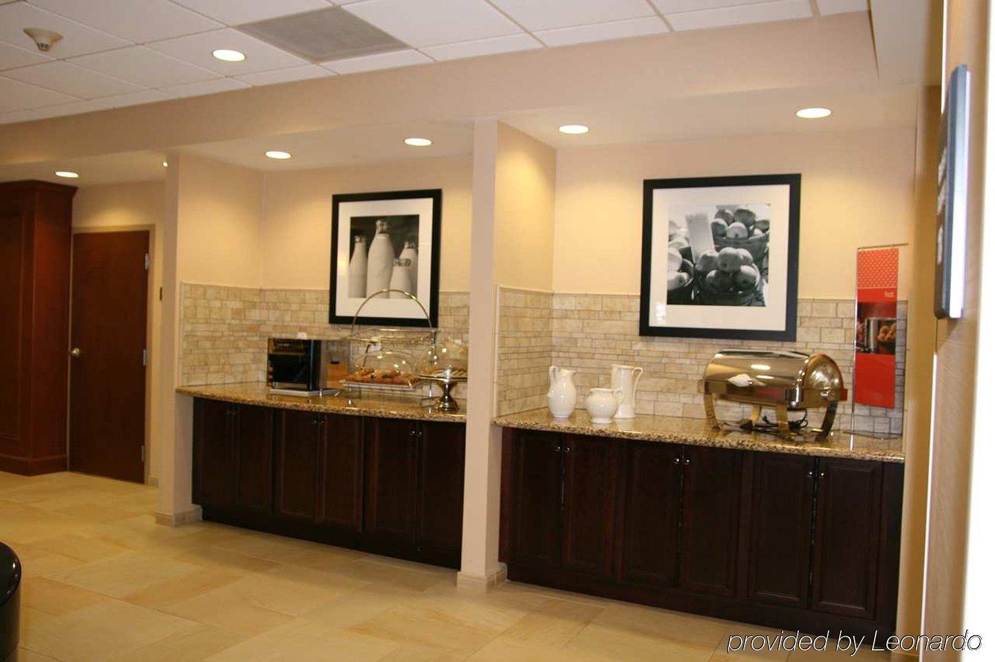 Hampton Inn Уотертаун Интерьер фото