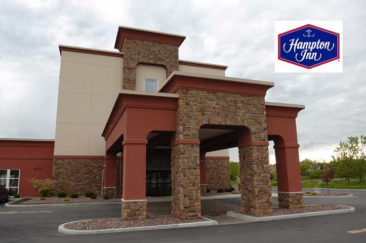 Hampton Inn Уотертаун Экстерьер фото
