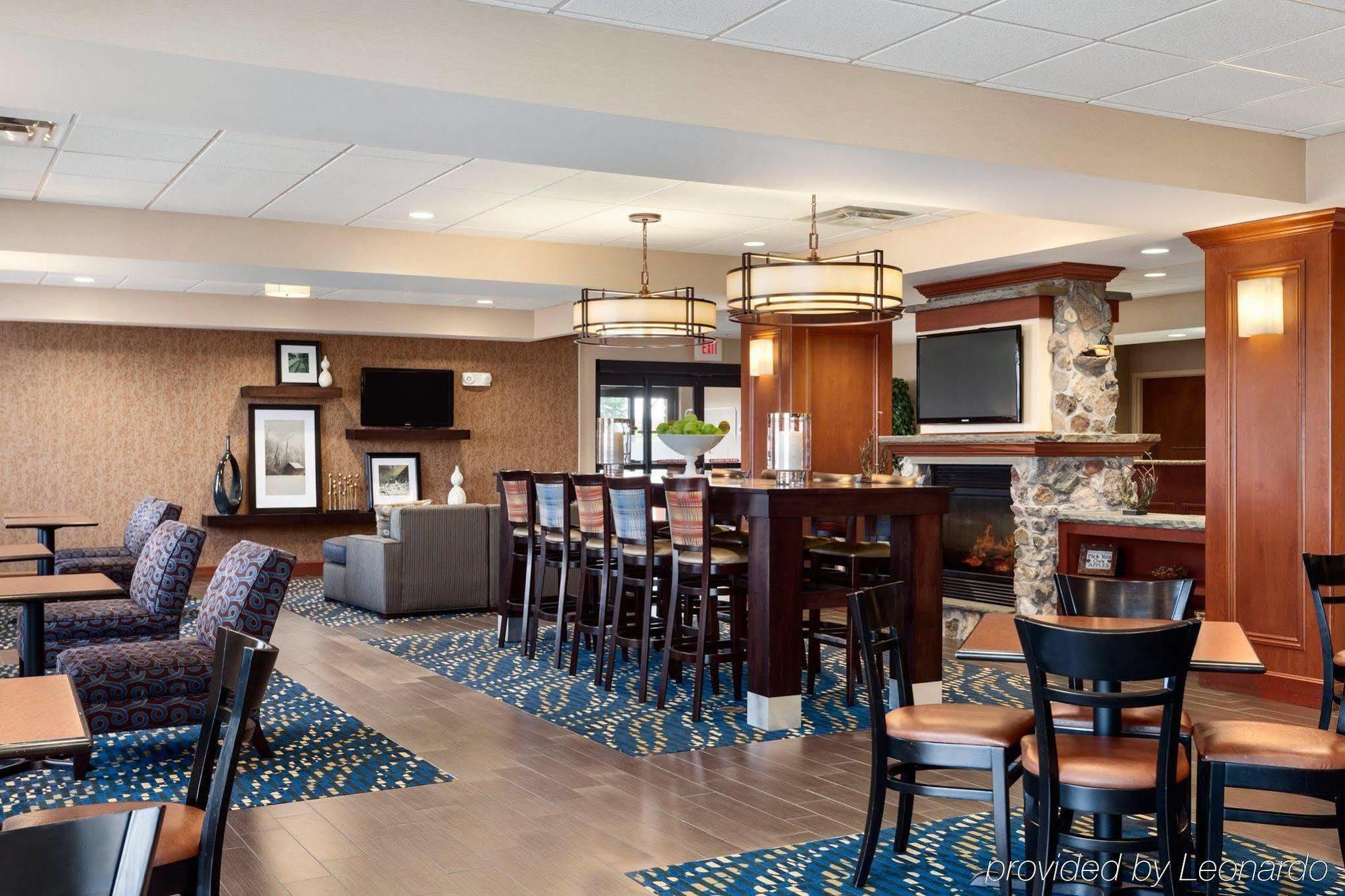 Hampton Inn Уотертаун Экстерьер фото