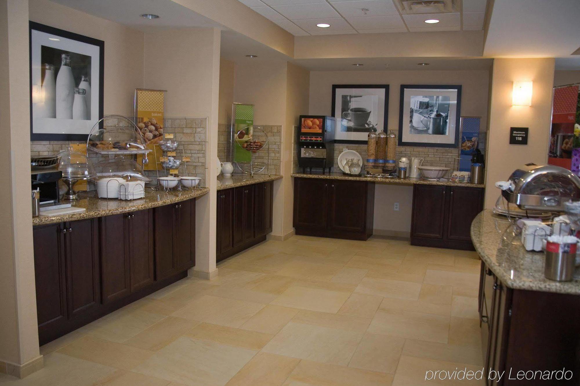 Hampton Inn Уотертаун Ресторан фото