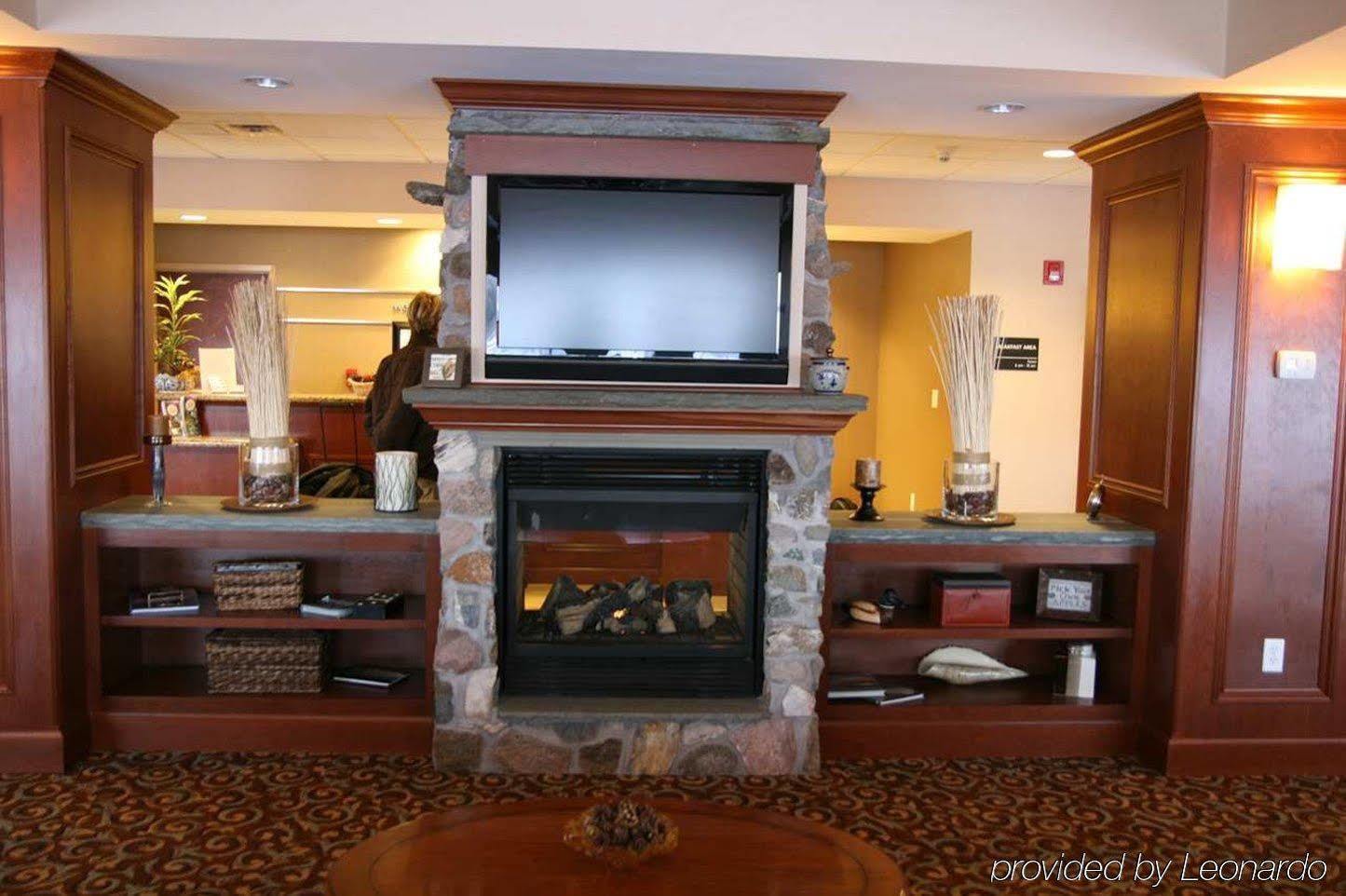 Hampton Inn Уотертаун Экстерьер фото