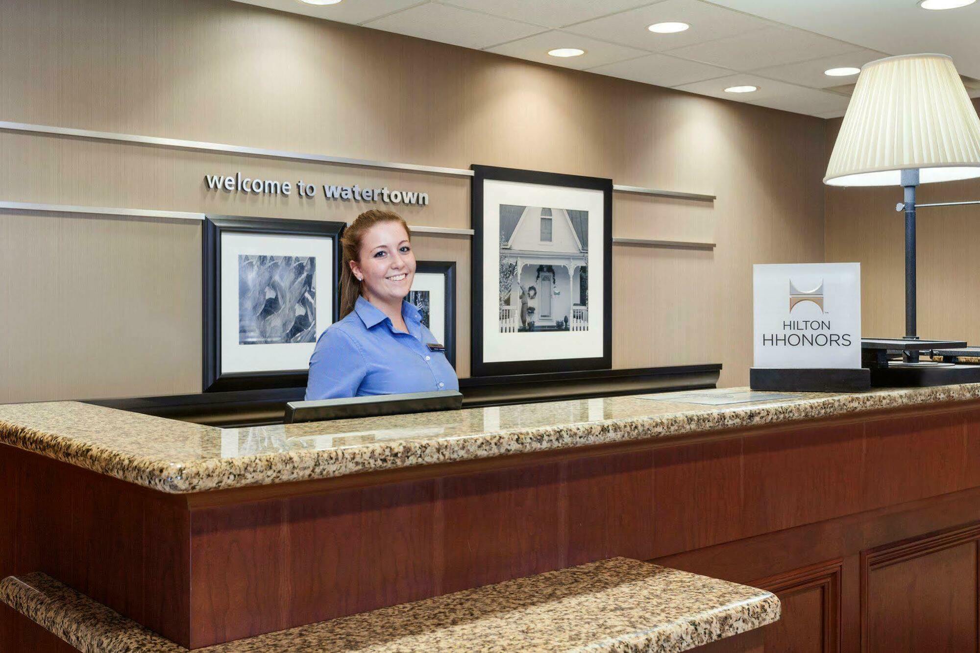 Hampton Inn Уотертаун Экстерьер фото