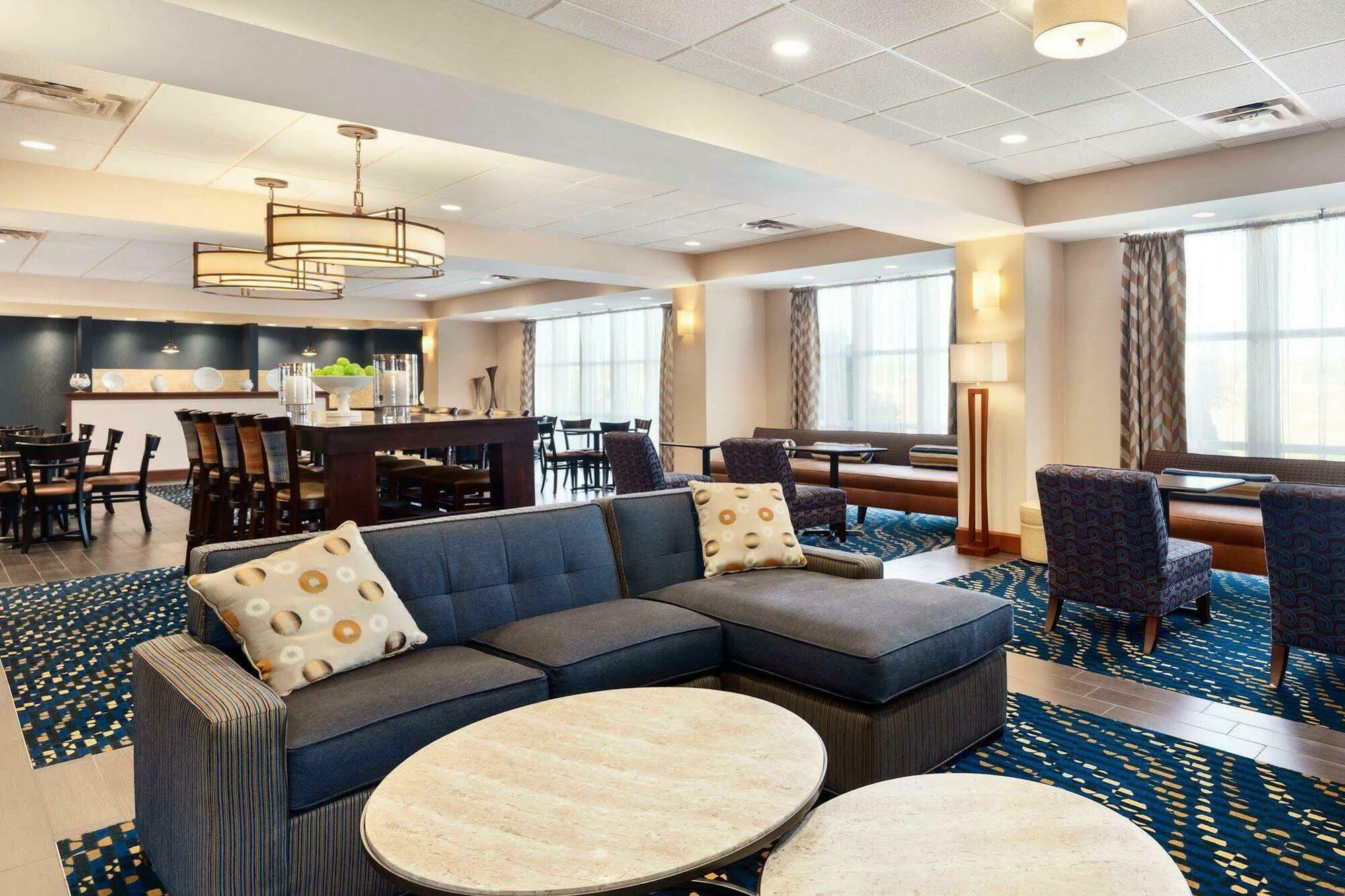 Hampton Inn Уотертаун Экстерьер фото
