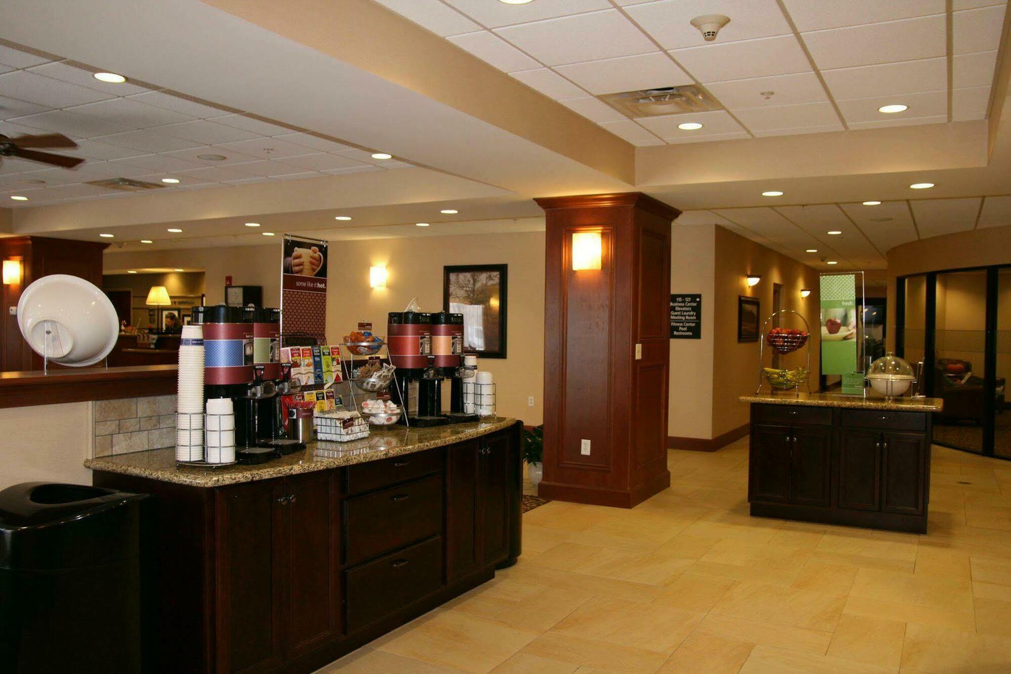 Hampton Inn Уотертаун Ресторан фото